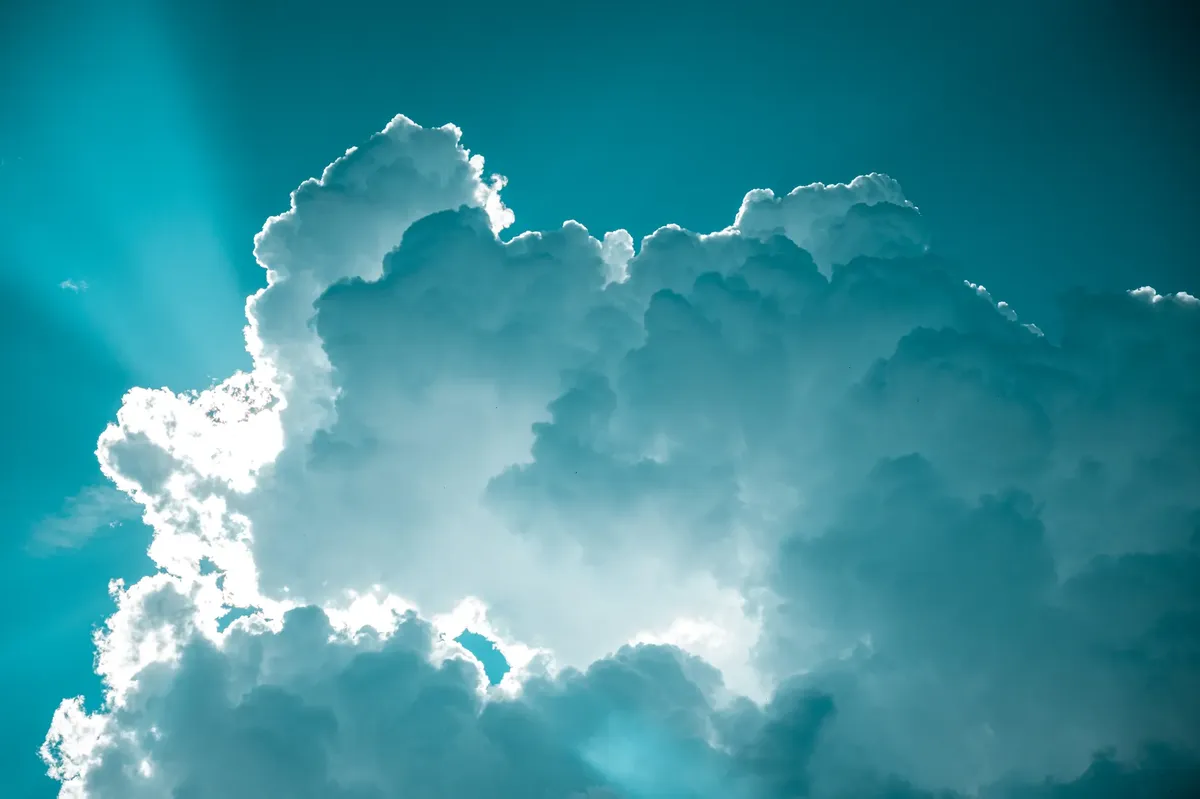 ドラマティックな積雲に太陽光が透けて、ツーショーンの空の下で撮影された写真。