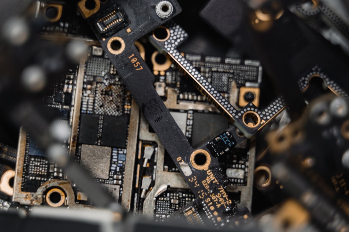 Nahaufnahme eines Computerchips zur Darstellung von Hardware-Optimierung.
