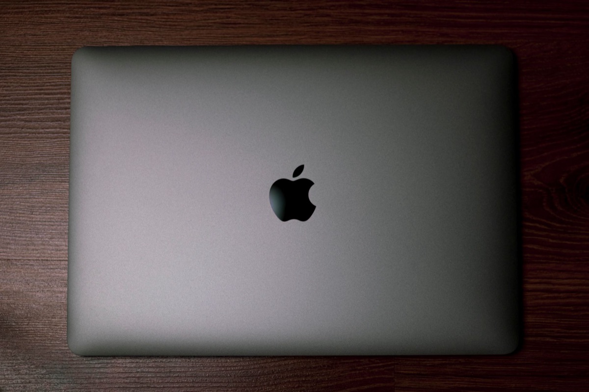 Un ordinateur portable Apple Silicon pour l'optimisation MLX.