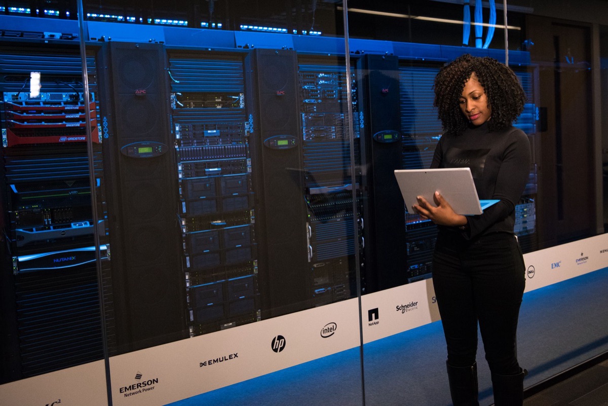 Rack di server in un data center per l'esecuzione di modelli llama.cpp