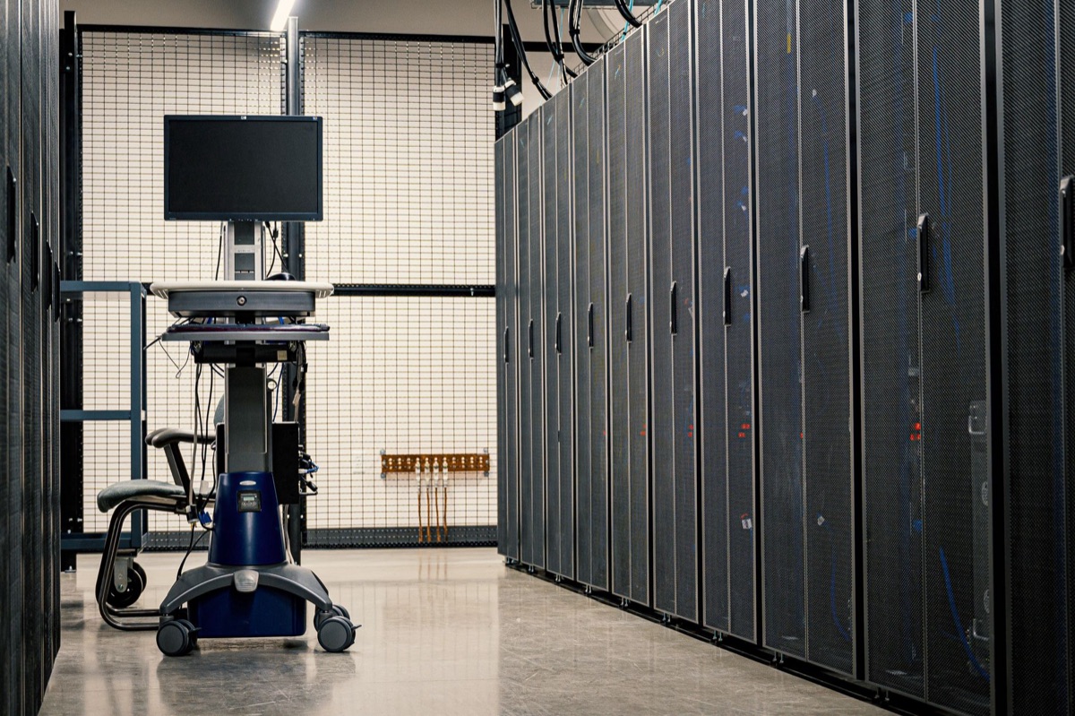 Moderne Server-Racks in einem Rechenzentrum
