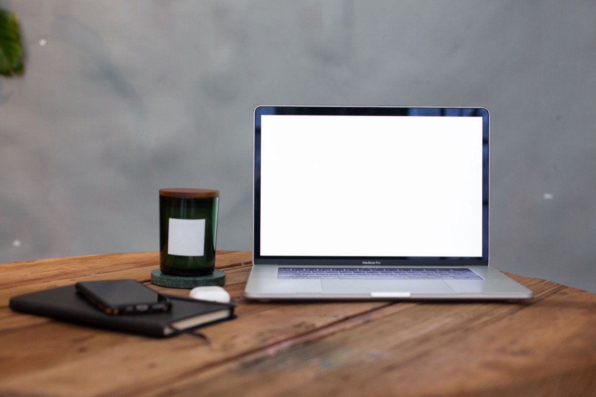 Minimalistischer Arbeitsplatz mit Laptop und Datenvisualisierung