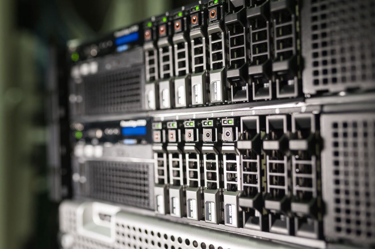 Serveurs informatiques haute performance dans un centre de données.