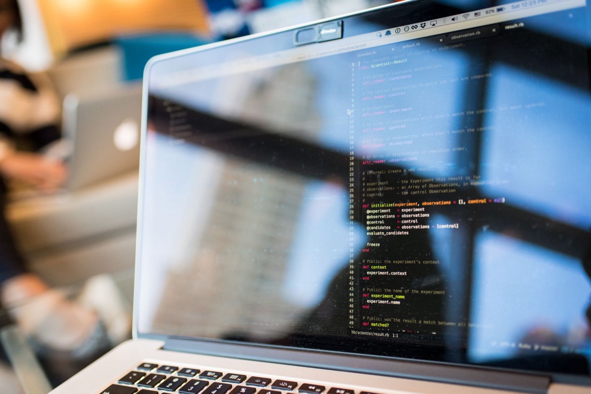 プログラミングコードが表示されたコンピューター画面