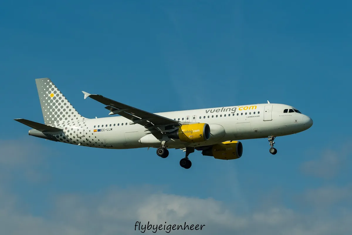 GVA 03.11.2016, EC-LLM Airbus A320-216 A320 - VLG (30766629581), Photos uploaded from Flickr by Fæ using a script|Flickr images reviewed by FlickreviewR|Switzer