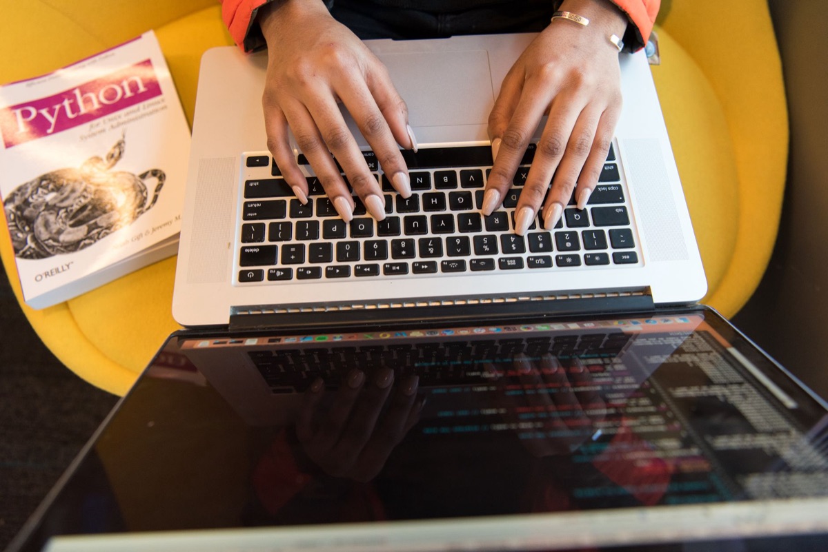 Entwickler mit Laptop und Code-Editor