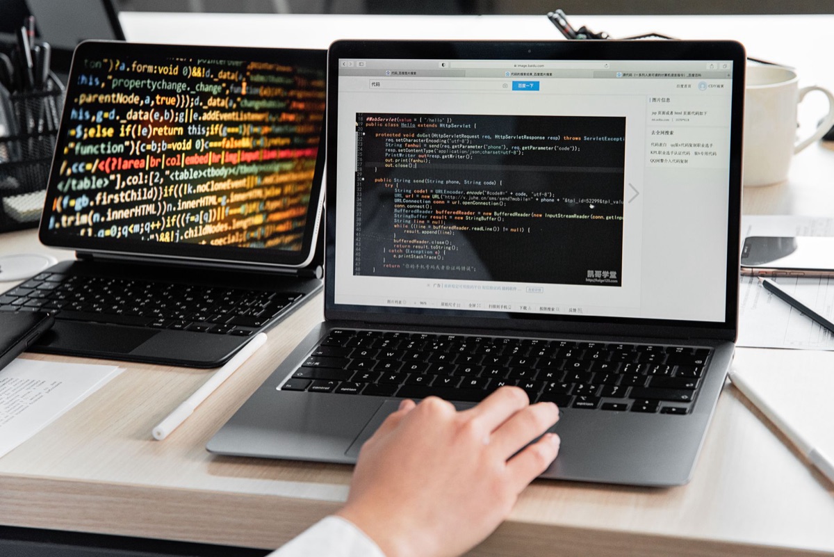 Edición de código en laptop