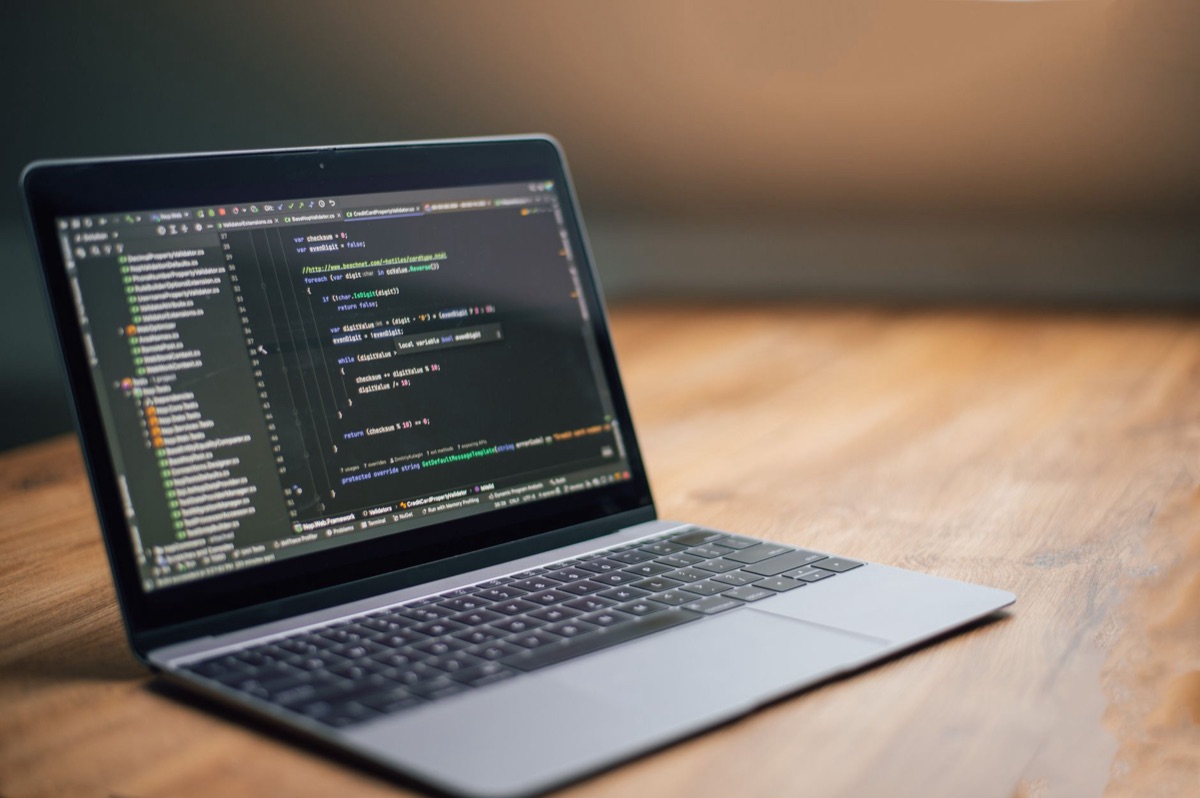 Ordinateur portable avec du code affiché sur l'écran