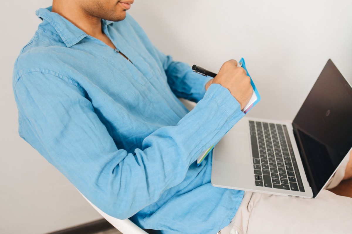Développeur avec un ordinateur portable et un cahier