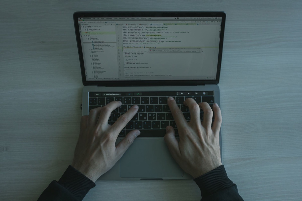 Un developer con un laptop e un editor di codice