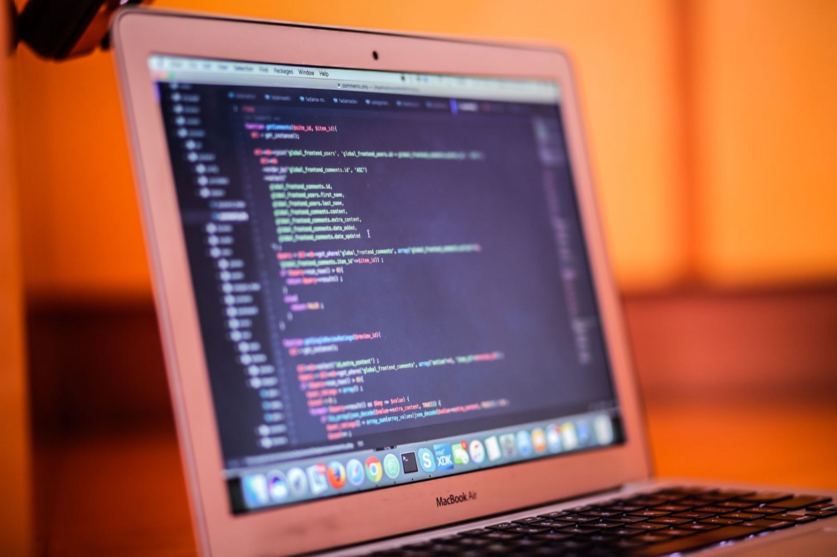 Computador com interface de código e terminal de debug