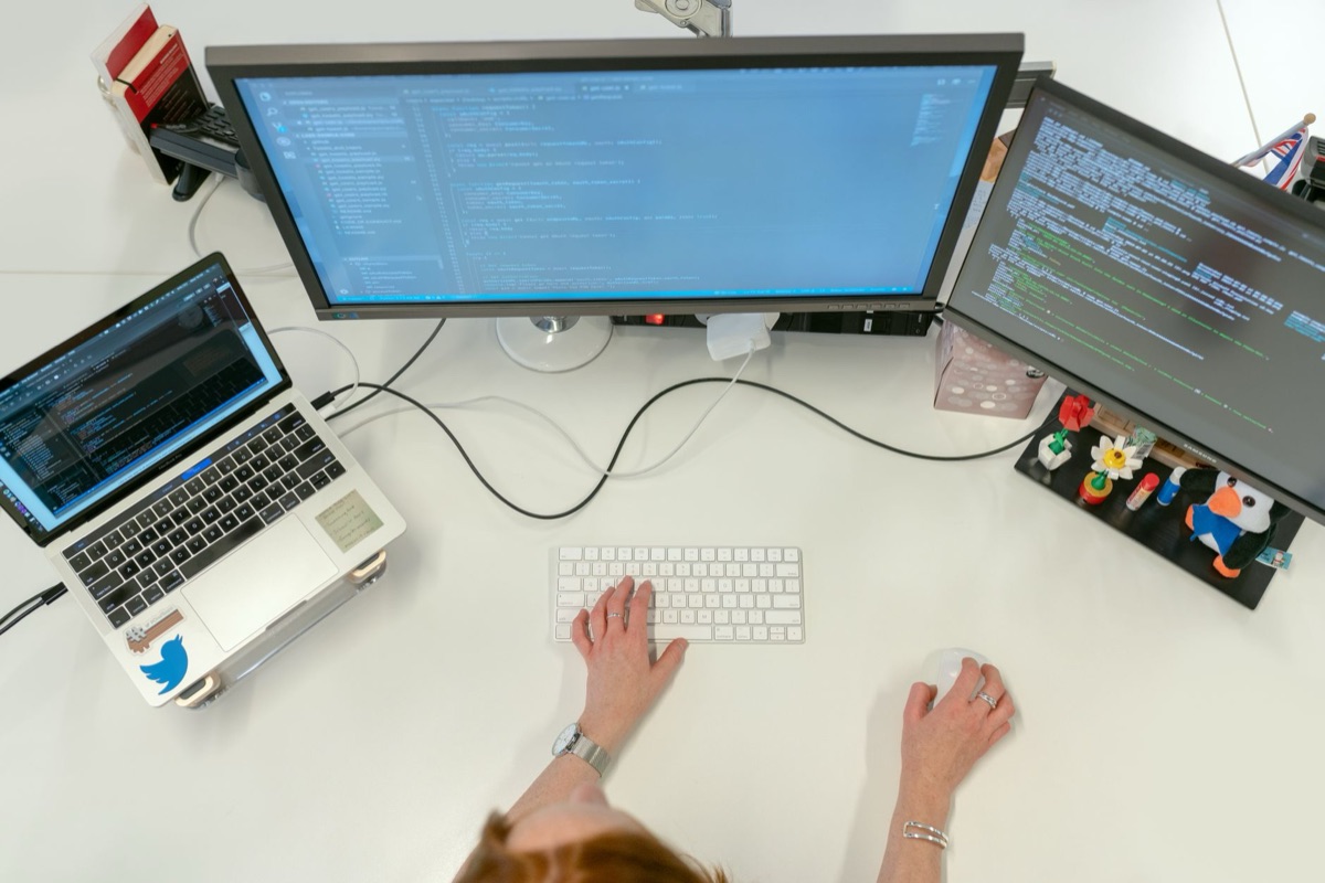 Desenvolvedor usando editor de código e terminal