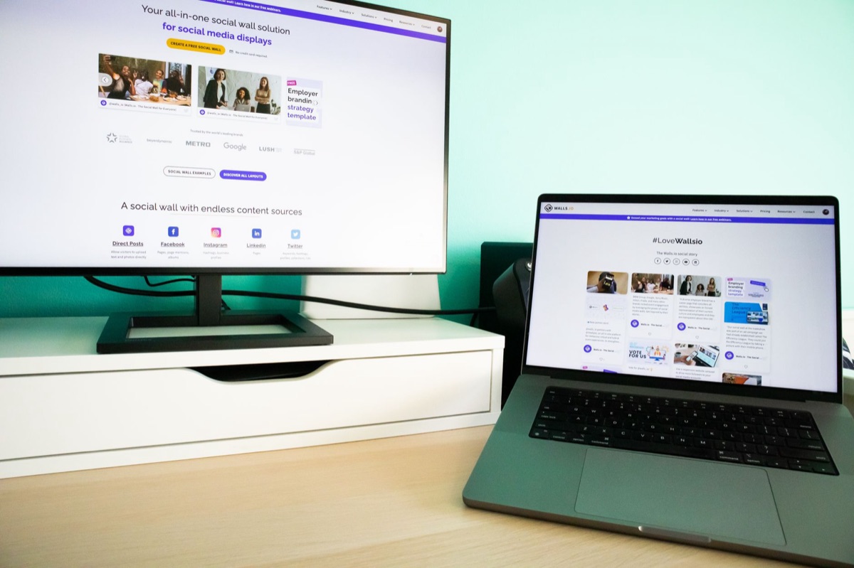 Comparaison d'interfaces Qwen et Llama 3.1 sur un ordinateur portable