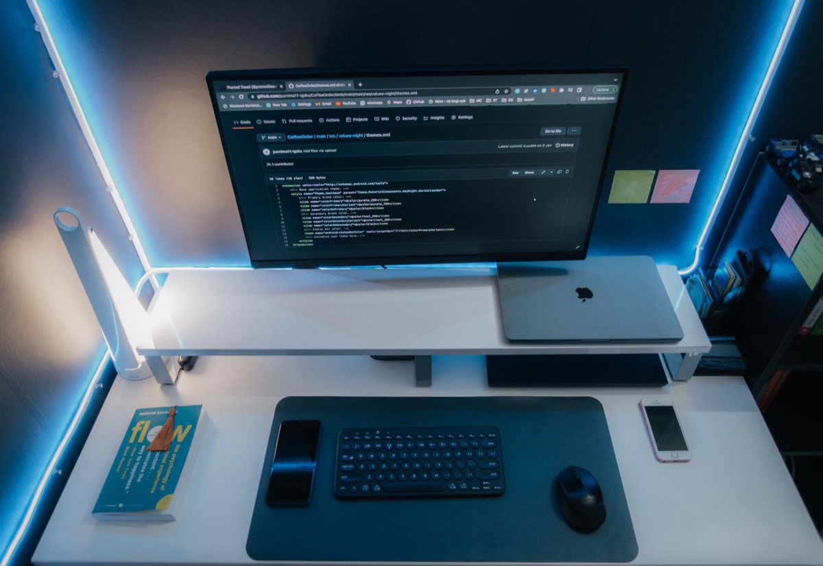 Ordinateur portable et moniteur sur un bureau d'office