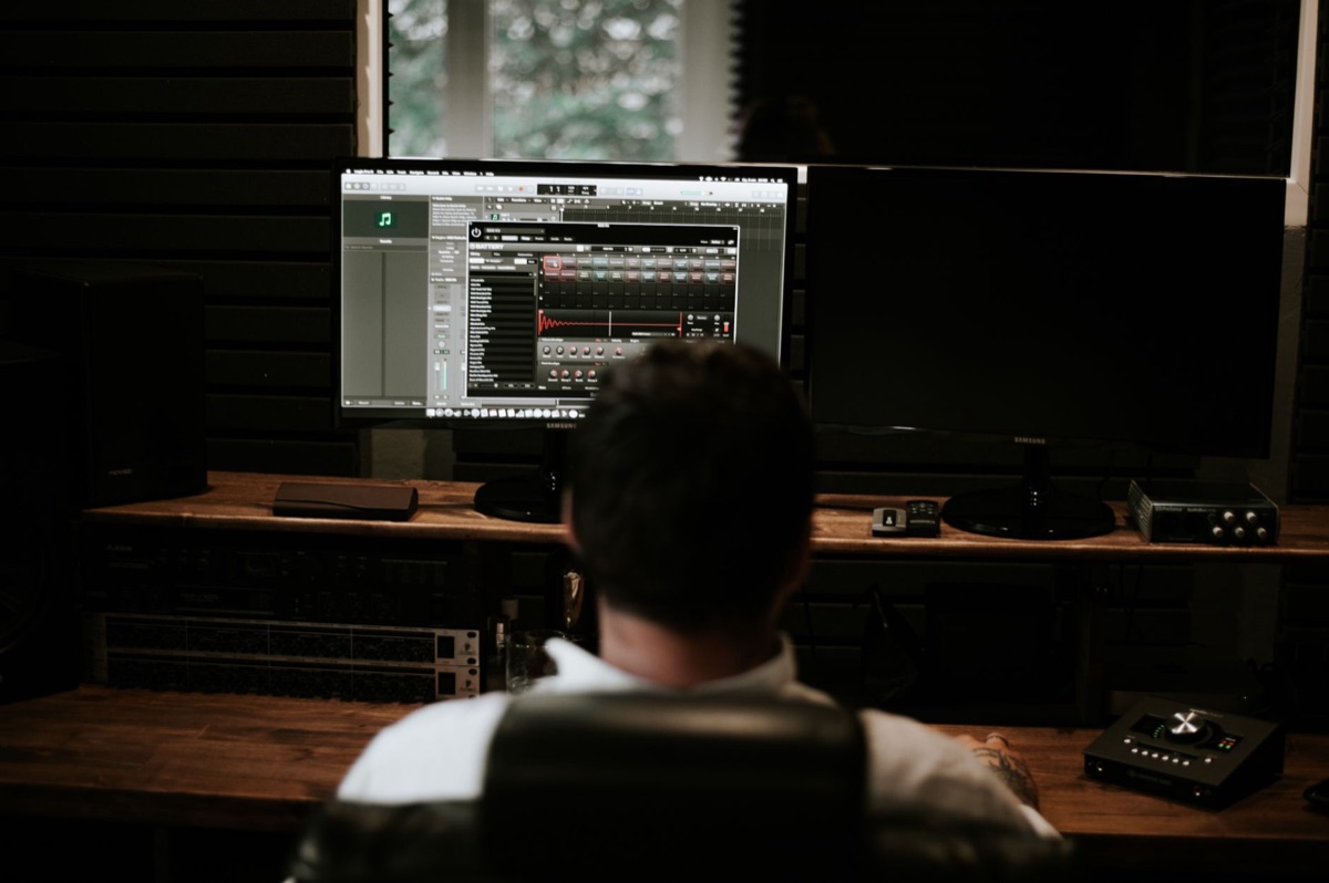Monitor dividido com duas interfaces de LLM