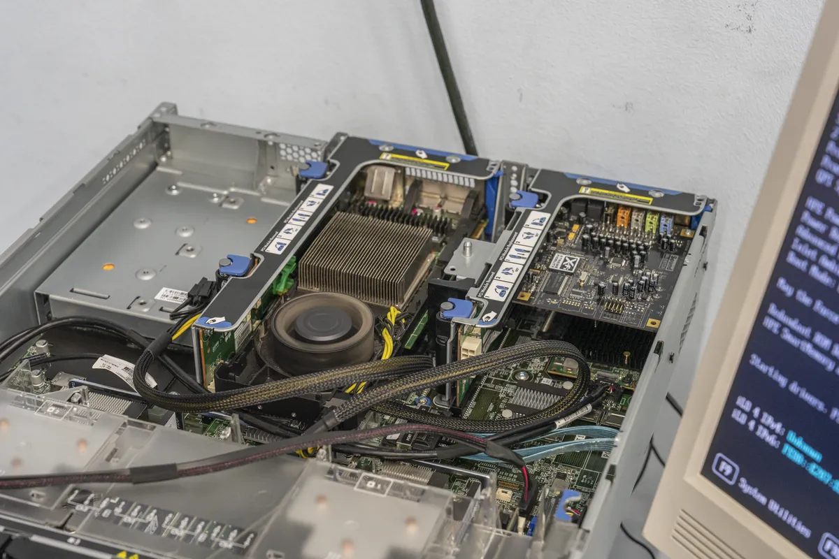 2개의 인텔 펙스 CPU, 여러 팬, 16개의 RAM 스틱이 있는 래크의 전경. 발표 중에 지역 LLM도 시작되었으며, 이는 whethe를 출력해야 한다고 예상된다.